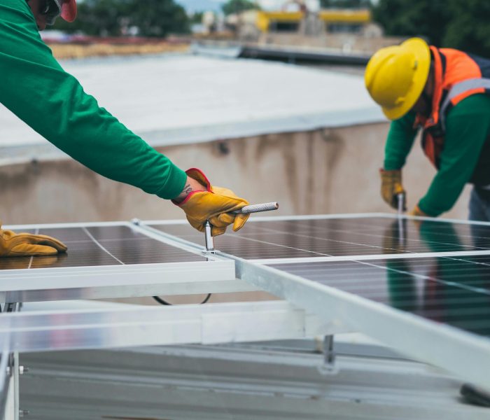 Instalación de paneles solares por técnicos especializados en energía fotovoltaica