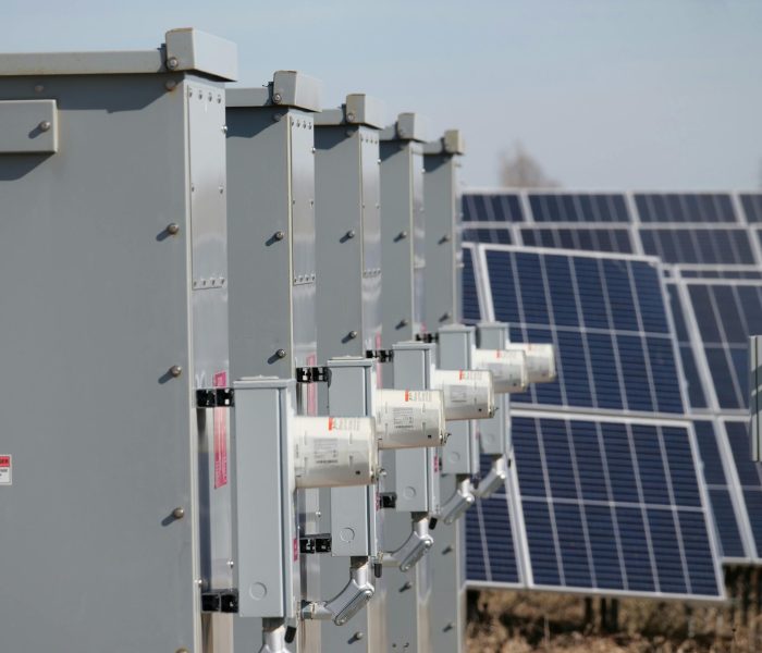 Sistemas de baterías con almacenamiento de energía junto a paneles solares
