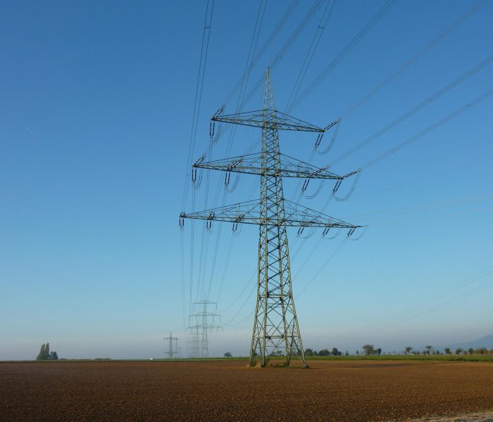Sistema de ingeniería energética con líneas de alta tensión para estabilidad de la red eléctrica