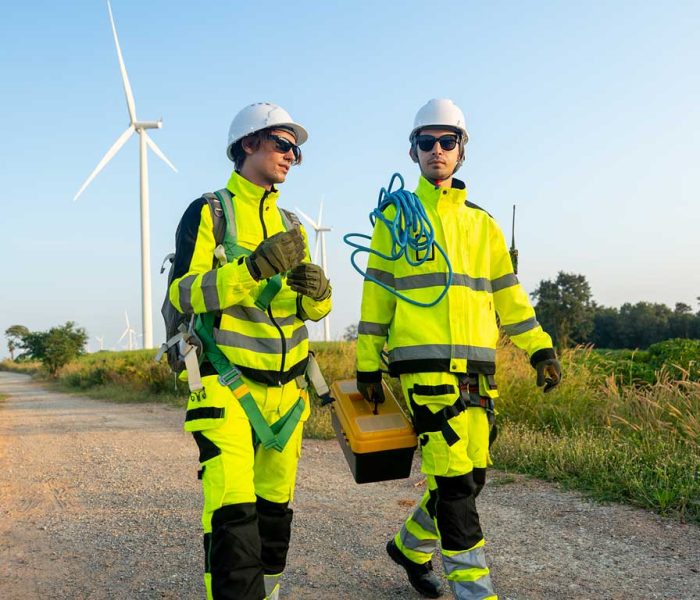 Técnicos especializados en energía renovable trabajando en campo